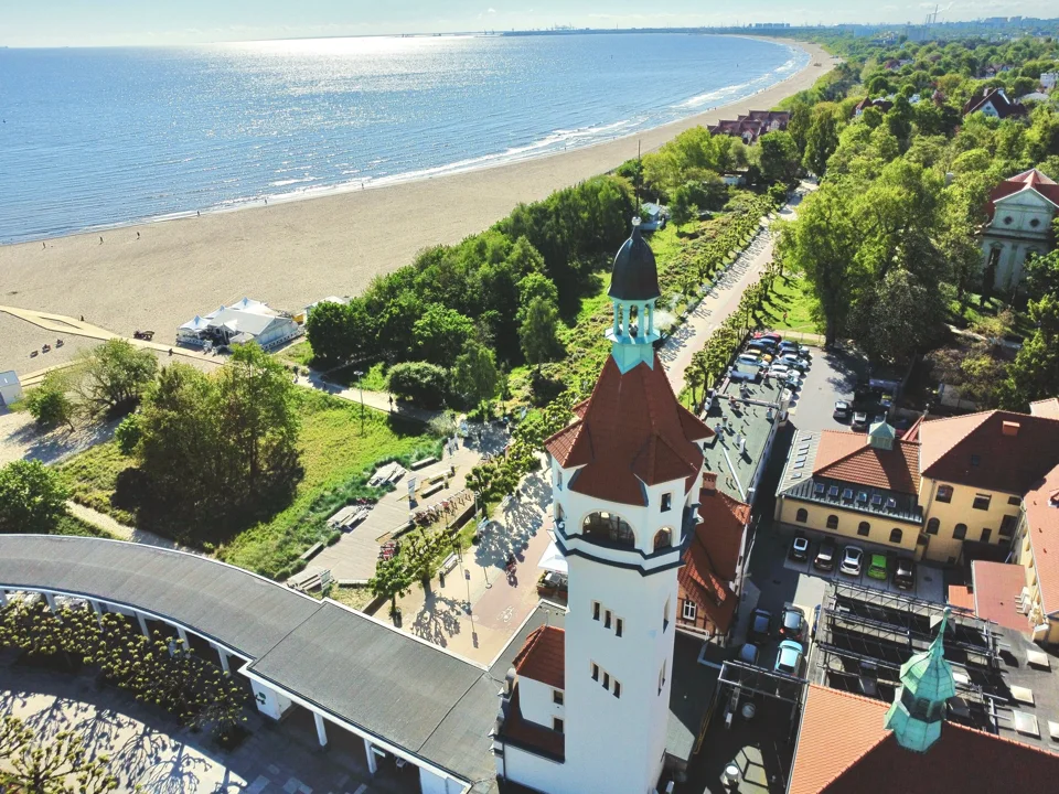 SeaSide Sopot przy plaży, z latarnią i morzem w tle