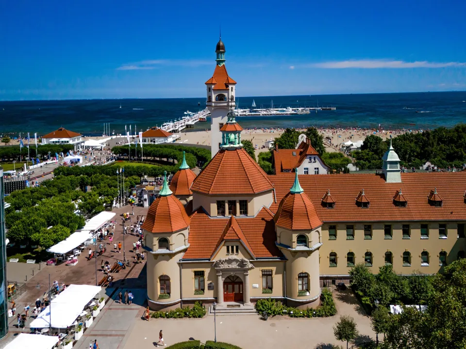 SeaSide Sopot, latarnia morska, plaża i molo z lotu ptaka